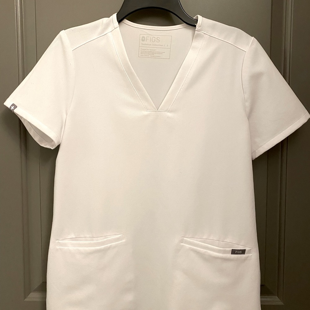 Figs White Casma Three Pocket Scrub Top, Size Small